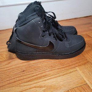 Triple Black Airforce 1 size 6us